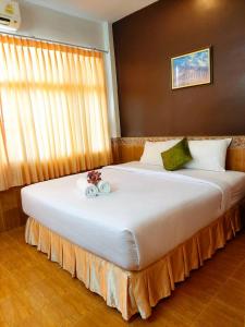 En eller flere senger på et rom på Suriwong Chumphon Hotel