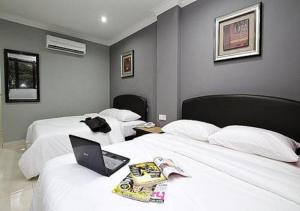Postel nebo postele na pokoji v ubytování Puteri Ampang Hotel