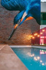 un dipinto di un uccello che vola sopra una piscina di Brisbane Quarters a Brisbane