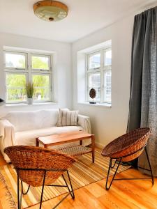 普雷羅的住宿－Katjas Kate，客厅配有沙发和两把椅子