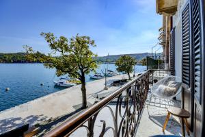 balkon z widokiem na zbiornik wodny w obiekcie BELLAVISTA - Garda Leisure w mieście Salò