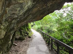 un chemin à travers une grotte dans une formation rocheuse dans l'établissement Chu Dream Hostel, à Hualien