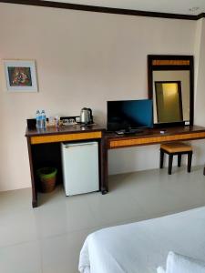 Zimmer mit einem Schreibtisch, einem Waschbecken und einem Spiegel in der Unterkunft Grand Thai House Resort in Lamai + 21 Fotos
