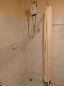 een badkamer met een douche en een douchegordijn bij Grand Thai House Resort in Lamai