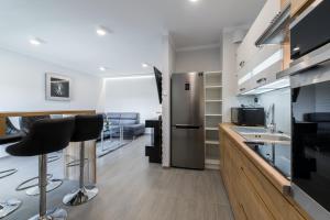 Silver-White Apartment tesisinde mutfak veya mini mutfak