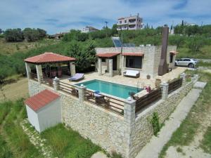 - une vue extérieure sur une villa avec une piscine dans l'établissement Little House on the Prairie - Chania, à Katokhórion