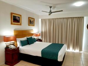 Un pat sau paturi într-o cameră la Rose Bay Resort