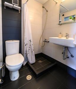 La salle de bains est pourvue de toilettes et d'un lavabo. dans l'établissement Minimal Studio in Nature, Exostis Nafplio, à Nauplie