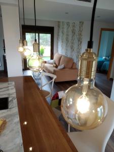 uma sala de estar com uma mesa e várias luzes em Mirador de Alcañiz em Alcañiz