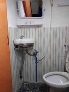 un bagno con lavandino e WC di Vanny's Peaceful Guesthouse a Phnom Penh