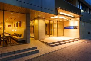 una hall di un edificio con tavolo e sedie di HOTEL MYSTAYS Nagoya Sakae a Nagoya