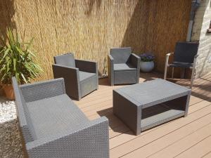 un grupo de sillas y una mesa en un patio en Albert - Rooms, en Malinas