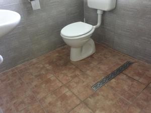 La salle de bains est pourvue de toilettes blanches et d'un lavabo. dans l'établissement Bungalow Park, à Szentendre