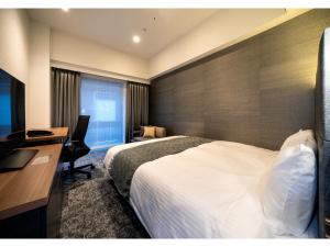 En eller flere senge i et værelse på Daiwa Roynet Hotel Tokyo Kyobashi PREMIER