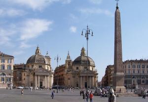 um grupo de edifícios com um obelisco e um monumento em B&B Domus Piazza del Popolo em Roma