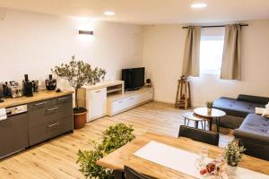 a living room with a couch and a table at The Cozy Studio Apartment Lauf in Lauf an der Pegnitz