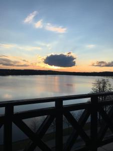 een uitzicht op een grote hoeveelheid water bij zonsondergang bij Kuźnia Smaku in Ełk