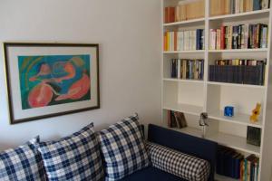 ein Wohnzimmer mit Sofa und Bücherregal in der Unterkunft Rapallo Mare in Rapallo