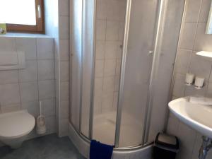 Bilik mandi di Apart Birgit +37 gambar