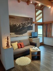 ein Wohnzimmer mit einem Sofa und einem Tisch in der Unterkunft Apart Birgit in Pfunds