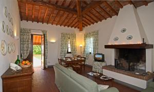 een woonkamer met een bank en een open haard bij La Sughera - Badia di Morrona in Terricciola