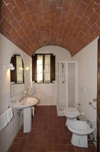A bathroom at La Sughera - Badia di Morrona