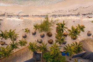 - une vue aérienne sur une plage bordée de cocotiers dans l'établissement Turtle Bay Beach Club, à Watamu