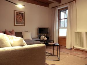 - un salon avec un canapé et une télévision dans l'établissement Ferienwohnungen Evi Huber, à Oberammergau