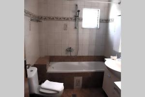 Kúpeľňa v ubytovaní Pogonia Sea View Apartment