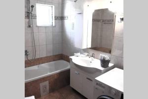 Kúpeľňa v ubytovaní Pogonia Sea View Apartment + 20 fotografií