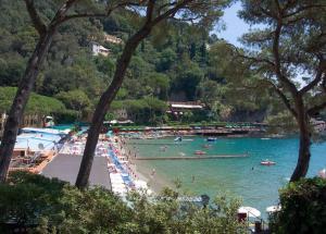 Ein Strand mit einem Haufen Leute im Wasser. in der Unterkunft Rapallo Mare in Rapallo