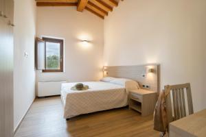 1 dormitorio con cama y ventana en Lagolivo, en Passignano sul Trasimeno