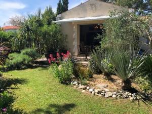 L'enclos Des Lys, Villa Raffinée Proche de la Mer, Linge Inclus外面的花园