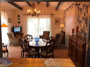 Posezení v ubytování L'enclos Des Lys, Villa Raffinée Proche de la Mer, Linge Inclus