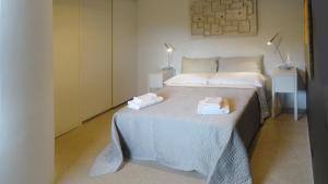Ένα ή περισσότερα κρεβάτια σε δωμάτιο στο VILLETTA FARFALLINA "The unique property in the world with an openable roof"