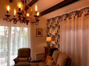 L'enclos Des Lys, Villa Raffinée Proche de la Mer, Linge Inclus的休息区