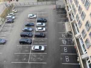 サンクトペテルブルクにあるホテル ポルストローヴォの車内駐車場の空中ビュー