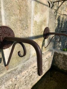 un support en métal sur le côté d'un mur de pierre dans l'établissement La Rochelle L'ile de Ré Autrement, à Nieul-sur-Mer