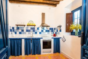 cocina con azulejos azules y blancos en la pared en Limonero bnb, en Gualchos 37 fotos más