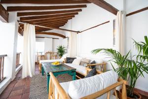 una sala de estar con un sofá y una mesa en Limonero bnb, en Gualchos