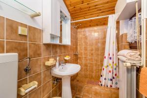 ein Bad mit einem Waschbecken und einer Dusche in der Unterkunft Soba 2 in Omišalj