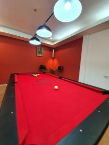 Biliár nebo kulečník v ubytování Platinum hotel