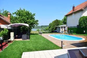 a yard with a swimming pool and a house at Vila Mila Riverside Apartments in Smederevo