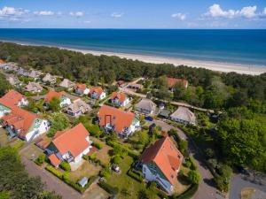 an aerial view of a house with the beach at Meeresbrise in Ostseebad Karlshagen