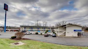 un hotel con coches estacionados en un estacionamiento en Motel 6 Elizabethtown, en Elizabethtown