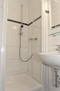 ein Bad mit einer Dusche und einem Waschbecken in der Unterkunft Svg Hotel Kalimera in Ludwigshafen am Rhein