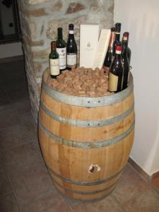 a barrel filled with bottles of wine and rocks at Schloss Schänke Hotel garni und Weinverkauf in Bautzen