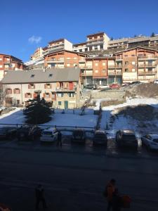 eine Gruppe von Menschen, die mit Autos auf einem Parkplatz spazieren in der Unterkunft Studio 102 Les Sandia in Valberg