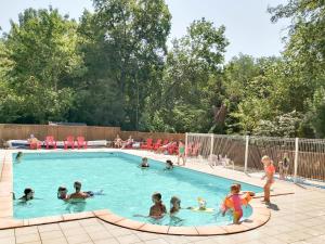 un grupo de personas en una piscina en Domaine des Lilas, en Saint-Germain-Lembron