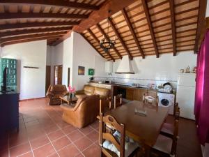 Kuchyň nebo kuchyňský kout v ubytování Vivienda Rural Atlántico Sur & Familias